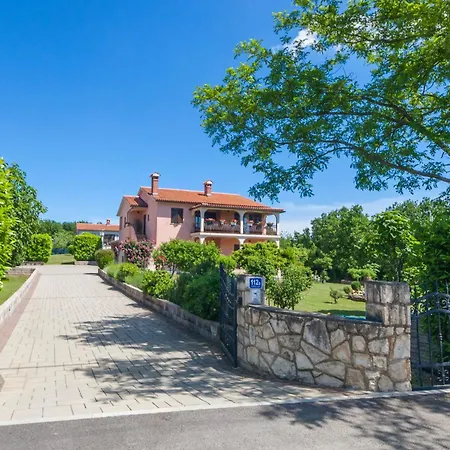 House Licul, 3-bedroom House With Pool And Garden Near Labin, Istrien 別荘 *